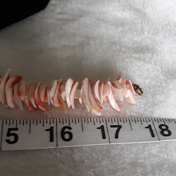 Creamsicle and white colored chunky seashell necklace 18 inches long - Picture 9 of 12